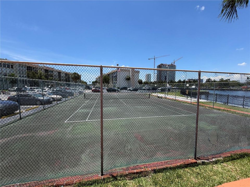 For Sale: $190,000 (1 beds, 1 baths, 924 Square Feet)