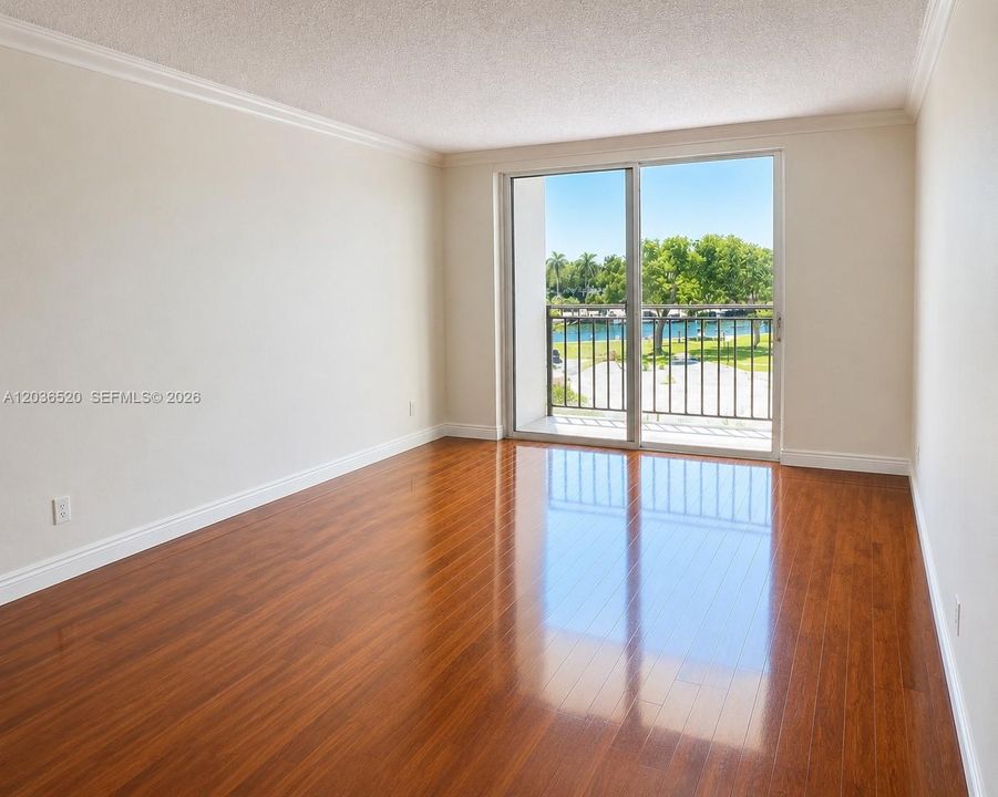 For Sale: $190,000 (1 beds, 1 baths, 924 Square Feet)