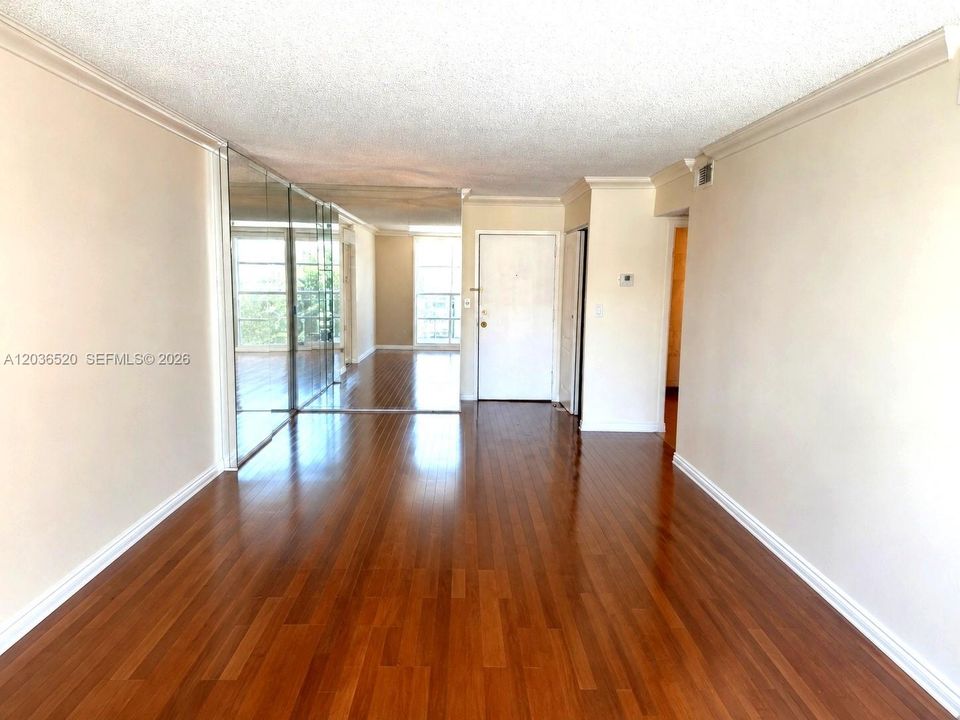 For Sale: $190,000 (1 beds, 1 baths, 924 Square Feet)