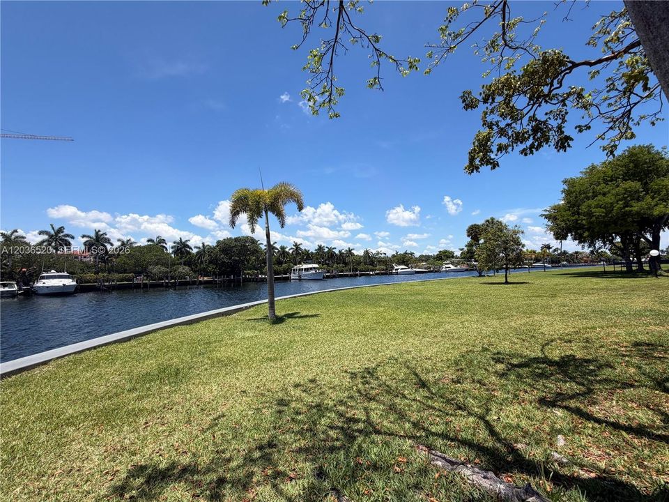For Sale: $190,000 (1 beds, 1 baths, 924 Square Feet)