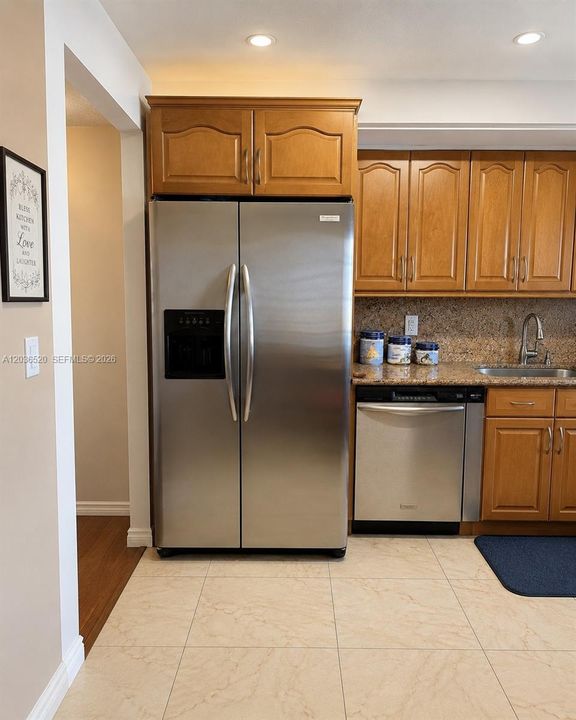 For Sale: $190,000 (1 beds, 1 baths, 924 Square Feet)
