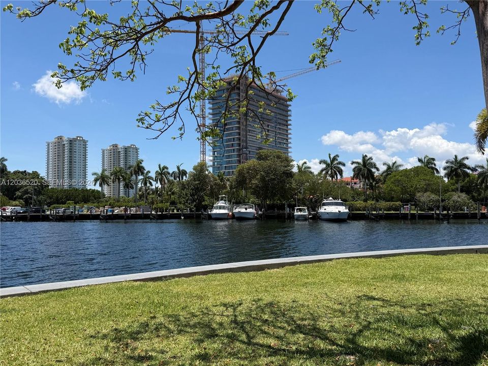 For Sale: $190,000 (1 beds, 1 baths, 924 Square Feet)