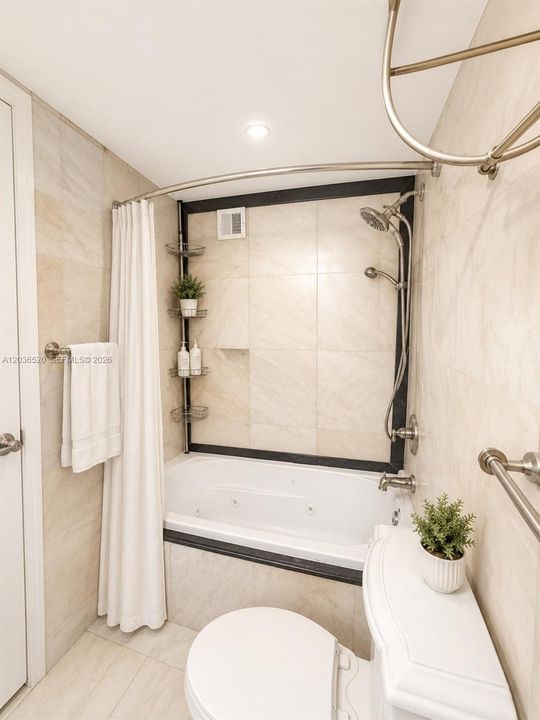 For Sale: $190,000 (1 beds, 1 baths, 924 Square Feet)