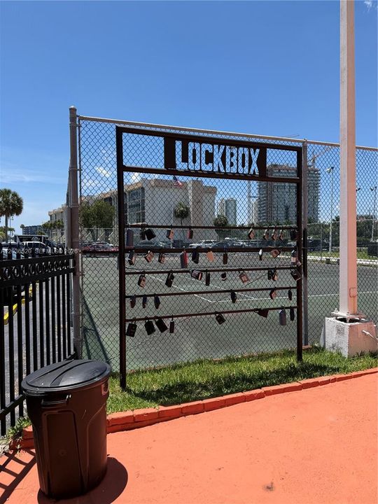 For Sale: $190,000 (1 beds, 1 baths, 924 Square Feet)