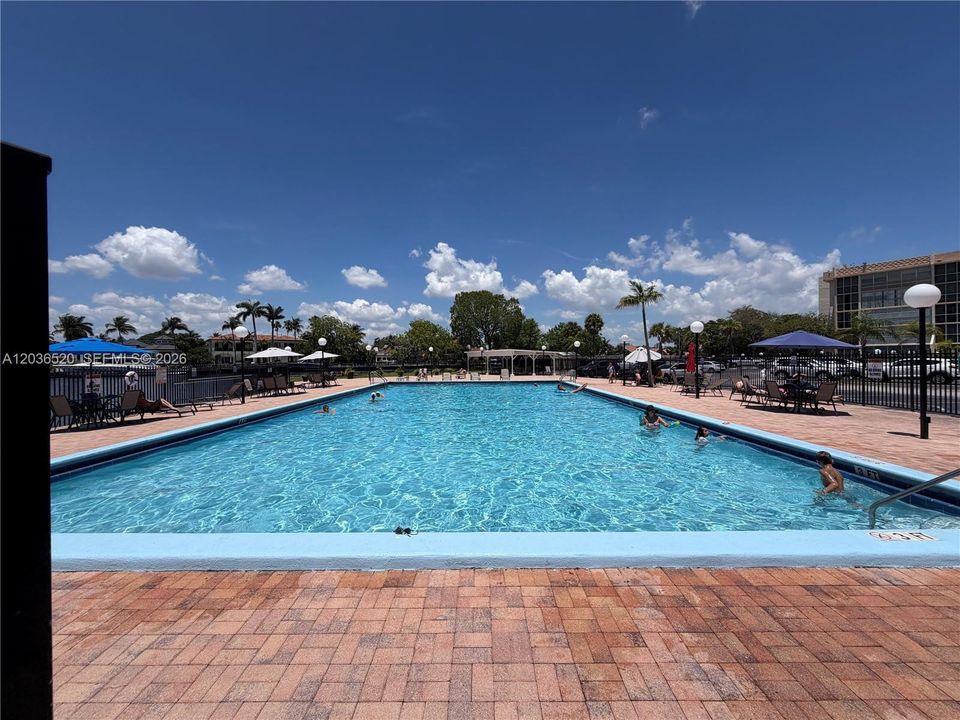 For Sale: $190,000 (1 beds, 1 baths, 924 Square Feet)