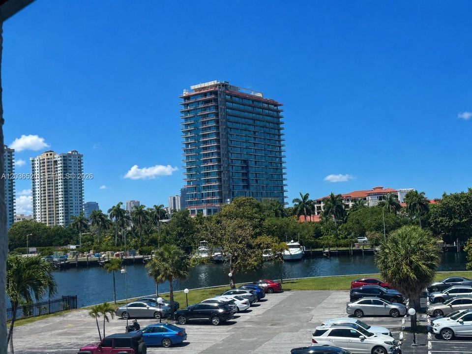 For Sale: $190,000 (1 beds, 1 baths, 924 Square Feet)