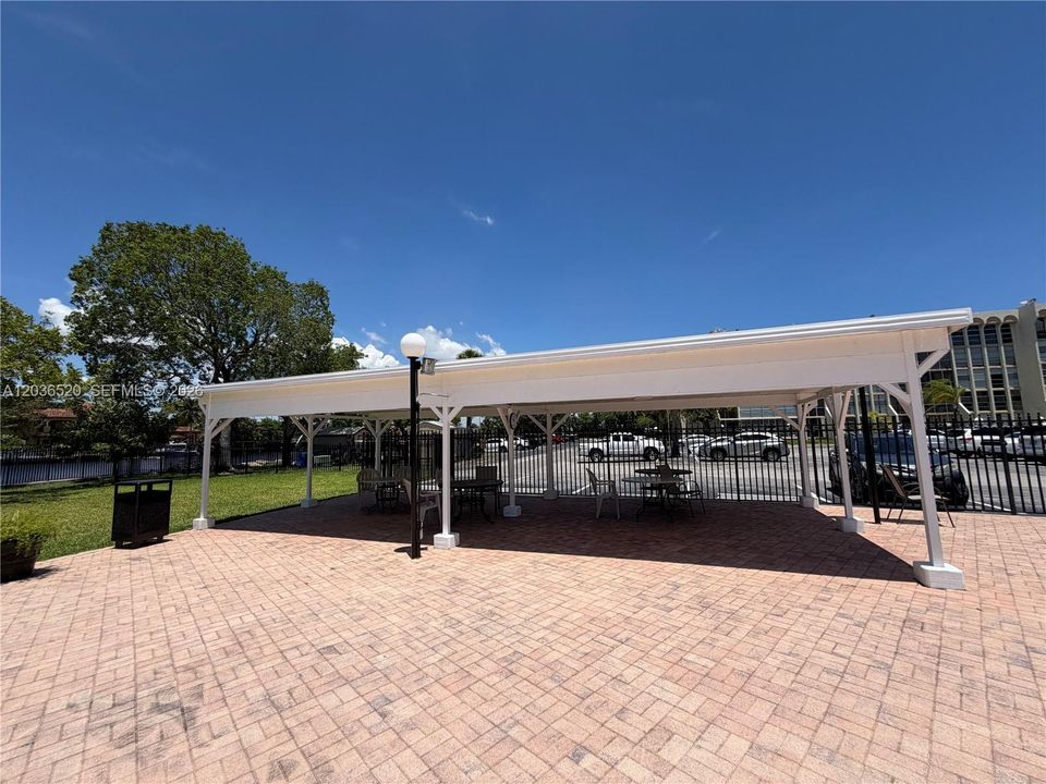 For Sale: $190,000 (1 beds, 1 baths, 924 Square Feet)