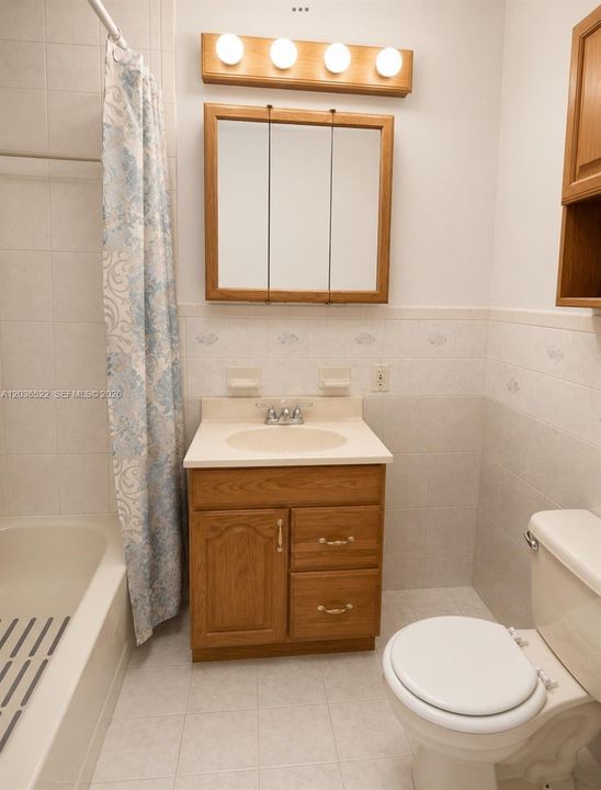 Well-Maintained Full Bathroom