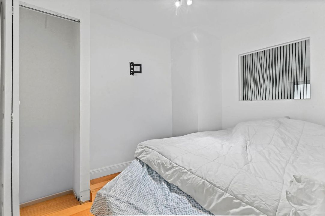 18 Bedroom 01