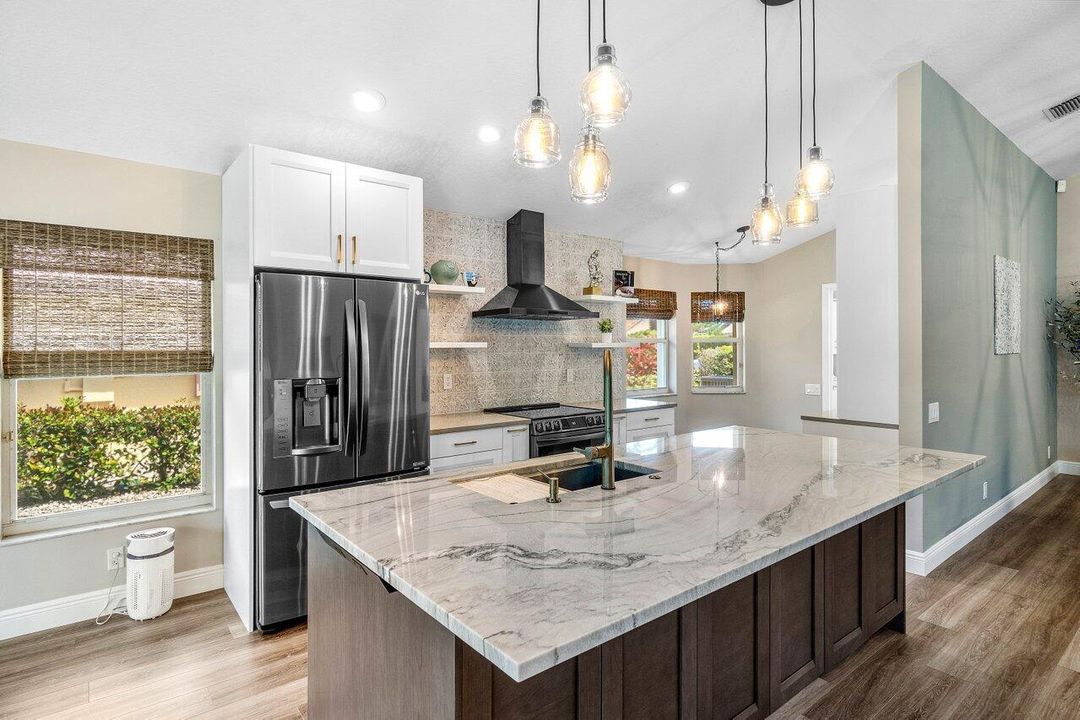 6141 Hook Ln