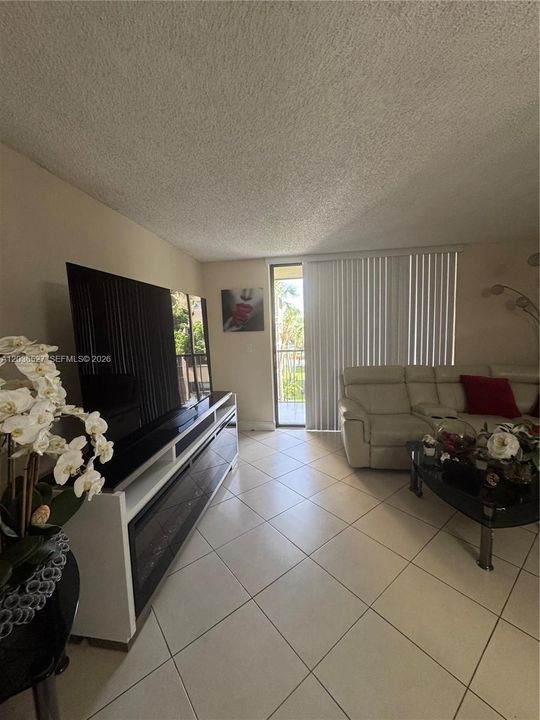 For Sale: $289,000 (2 beds, 2 baths, 1030 Square Feet)