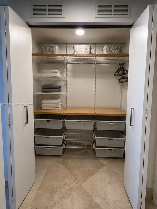 В аренду: $5,500 (2 спален, 2 ванн, 1384 Квадратных фут)