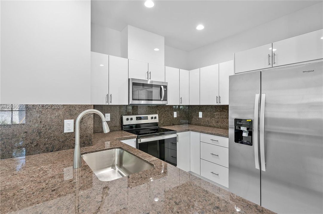 For Rent: $2,400 (2 beds, 2 baths, 1100 Square Feet)
