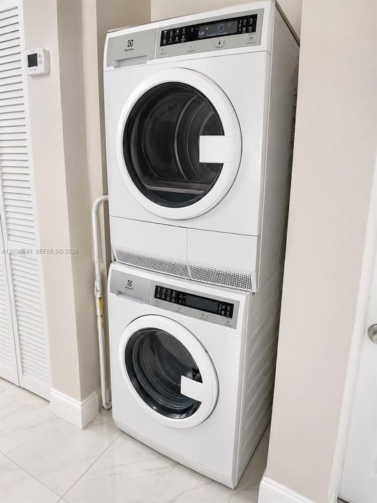 В аренду: $4,000 (2 спален, 2 ванн, 994 Квадратных фут)