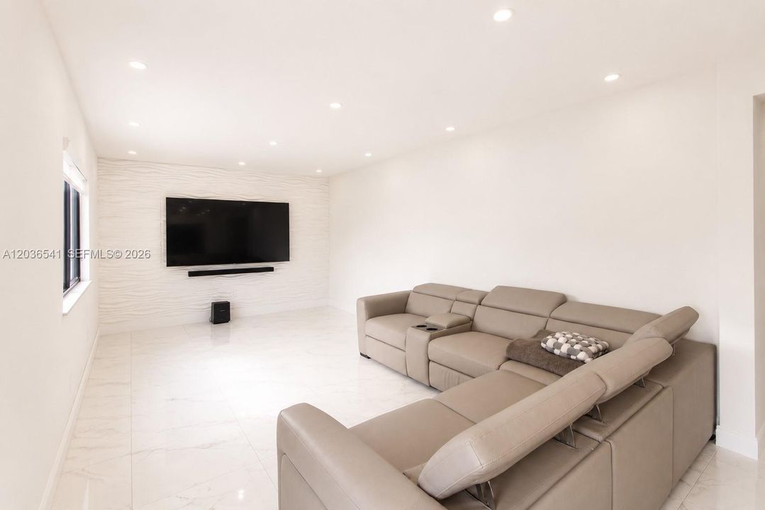For Rent: $6,500 (6 beds, 4 baths, 2733 Square Feet)