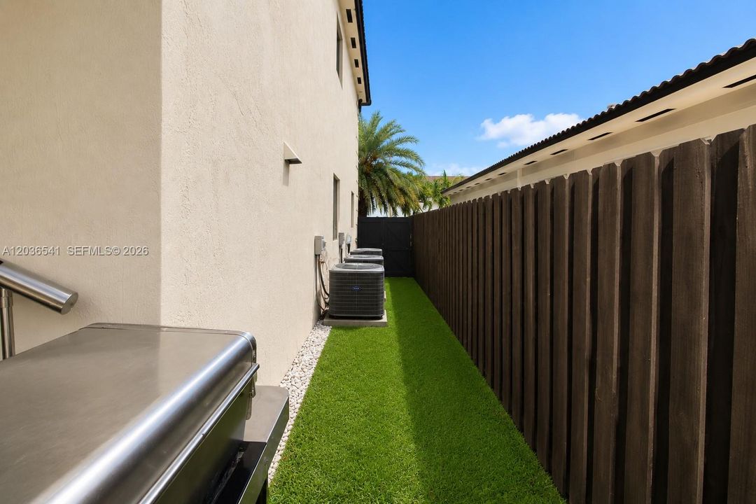 For Rent: $6,500 (6 beds, 4 baths, 2733 Square Feet)