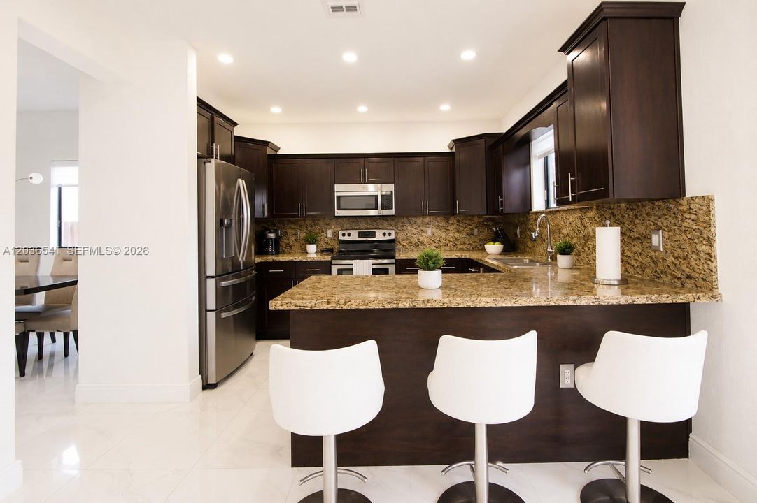 For Rent: $6,500 (6 beds, 4 baths, 2733 Square Feet)