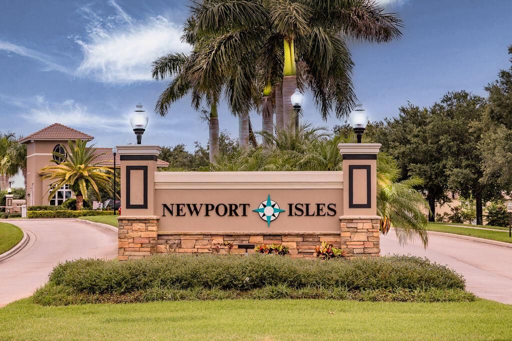 # 63 Newport Isles foto Gate entrance
