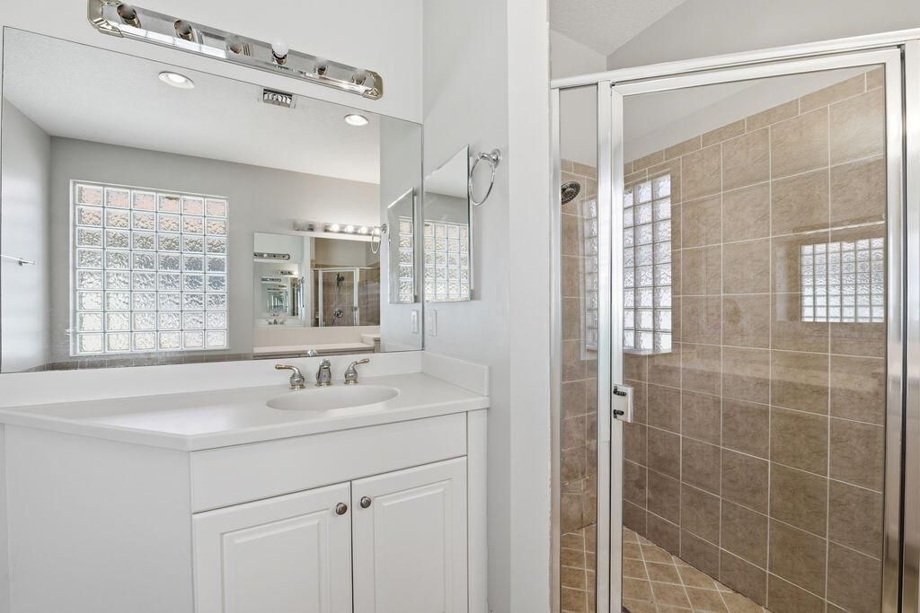 # 41 Newport Isles foto Master Bath