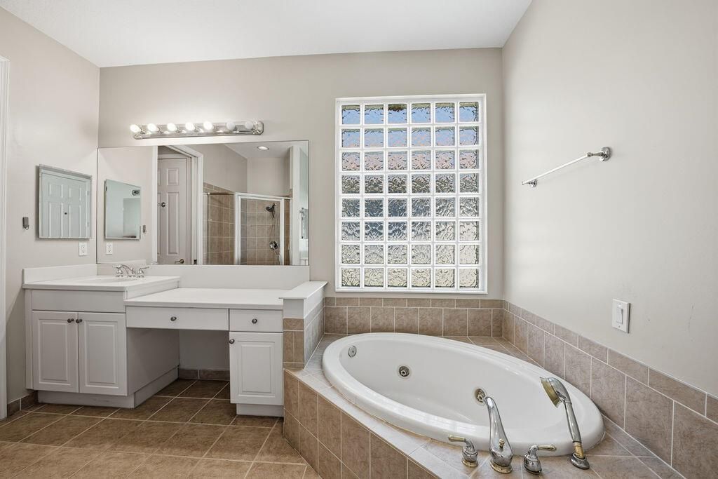 # 40 Newport Isles foto Master Bath