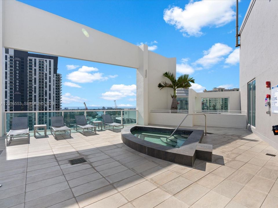 For Sale: $399,999 (1 beds, 1 baths, 847 Square Feet)