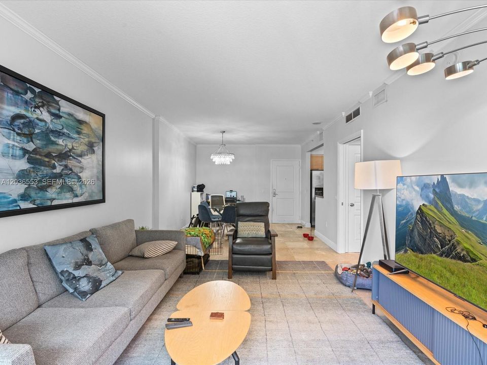 For Sale: $399,999 (1 beds, 1 baths, 847 Square Feet)