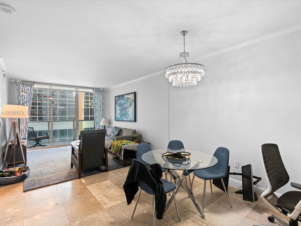 For Sale: $399,999 (1 beds, 1 baths, 847 Square Feet)