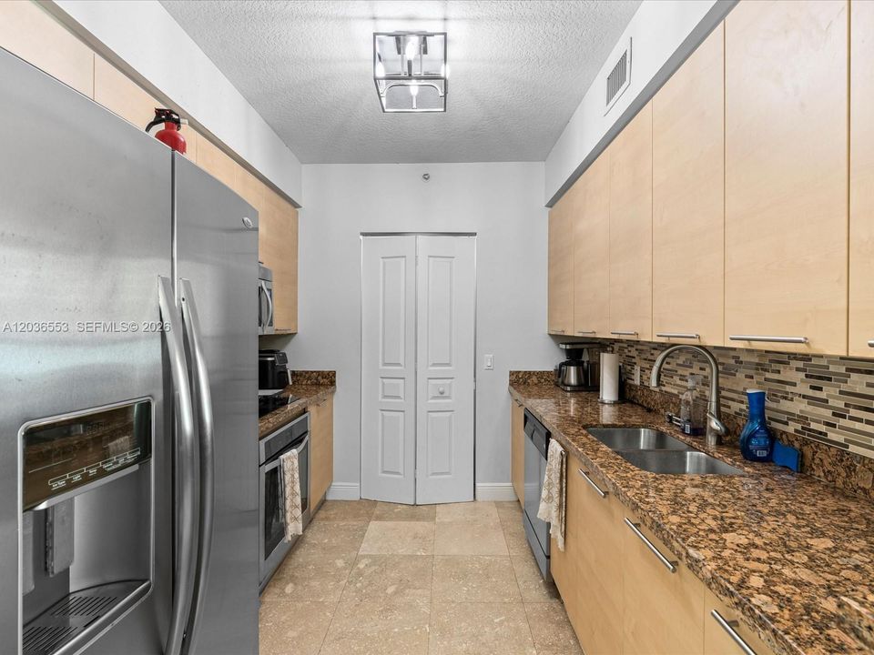 For Sale: $399,999 (1 beds, 1 baths, 847 Square Feet)