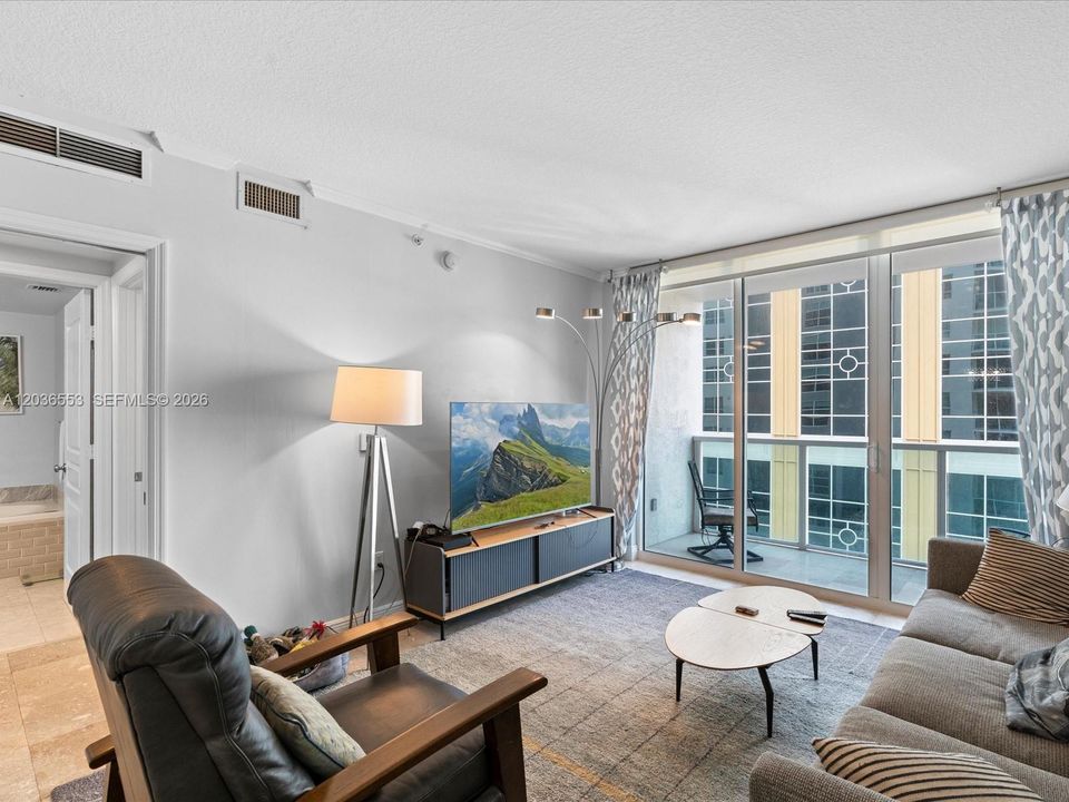 For Sale: $399,999 (1 beds, 1 baths, 847 Square Feet)