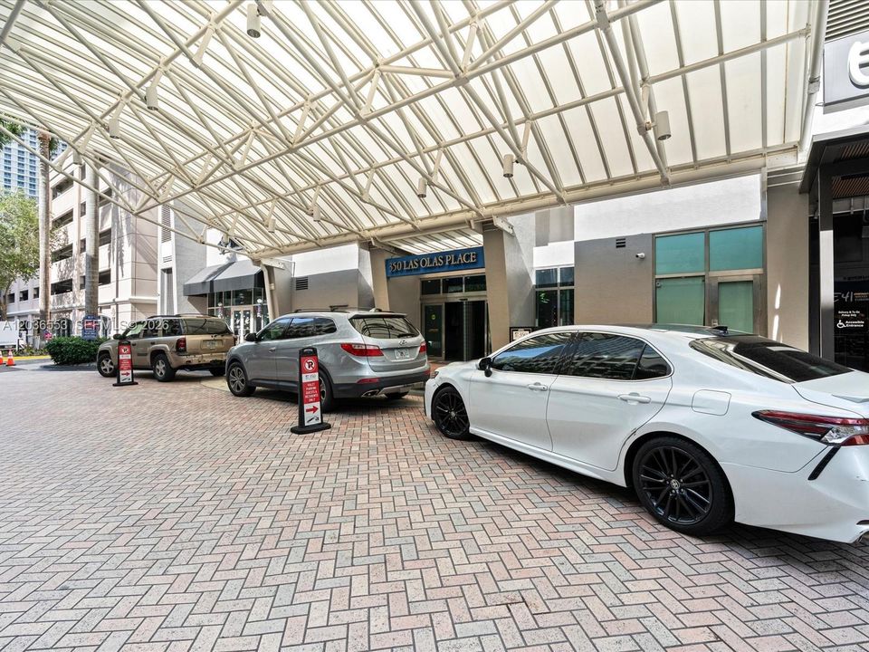 For Sale: $399,999 (1 beds, 1 baths, 847 Square Feet)