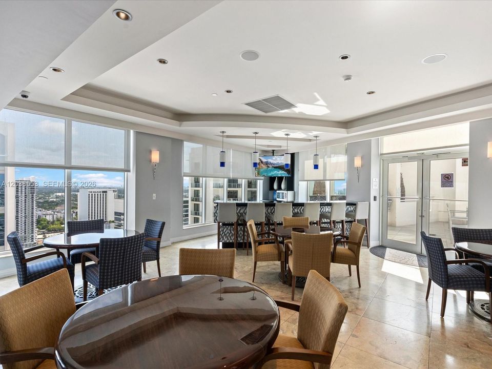 For Sale: $399,999 (1 beds, 1 baths, 847 Square Feet)