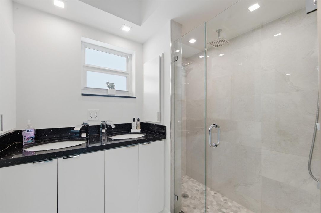 Tiara East 1422 guest bathroom