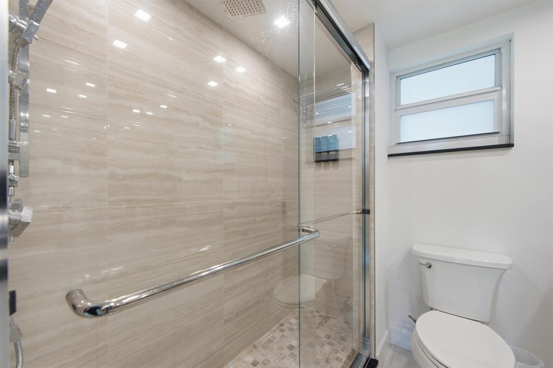 Tiara East 1422 guest bathroom 2