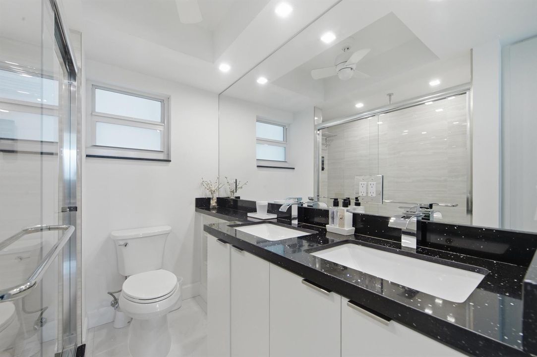 Tiara East 1422 master bathroom
