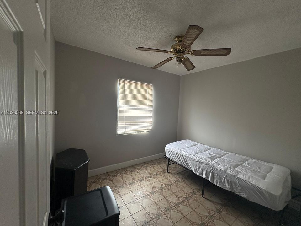 For Rent: $850 (4 beds, 3 baths, 2417 Square Feet)