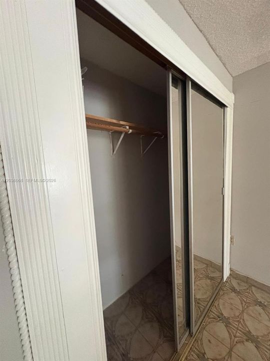 For Rent: $850 (4 beds, 3 baths, 2417 Square Feet)