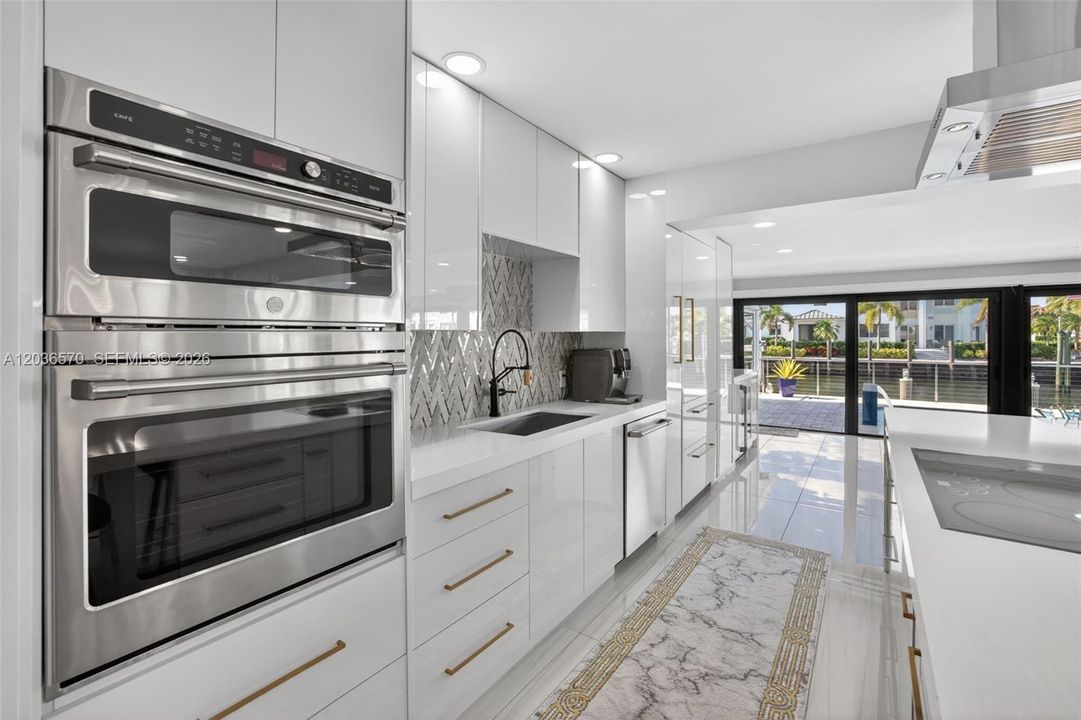 На продажу: $2,995,000 (3 спален, 2 ванн, 2458 Квадратных фут)