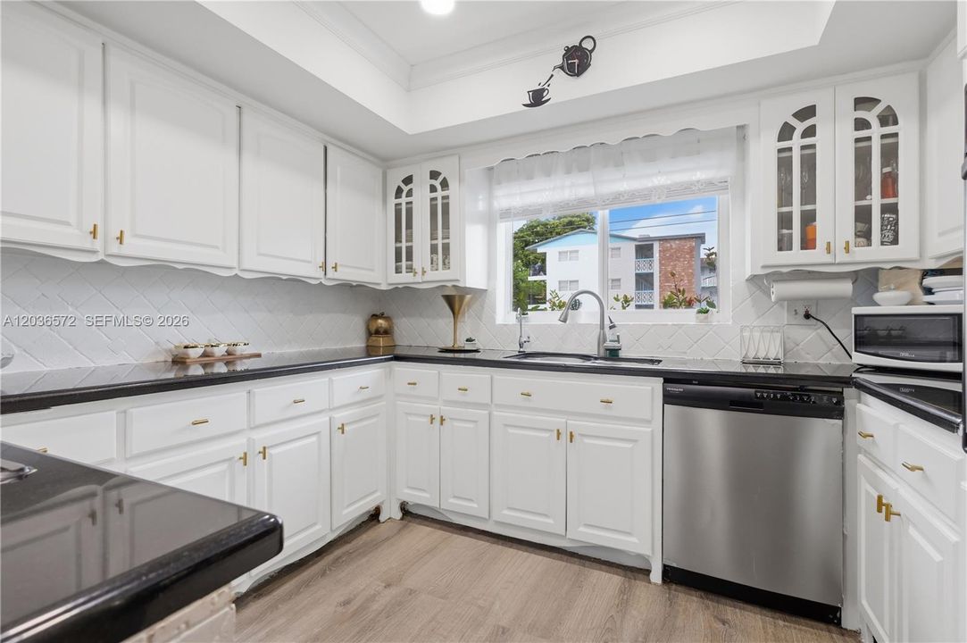 For Sale: $380,000 (2 beds, 2 baths, 1550 Square Feet)