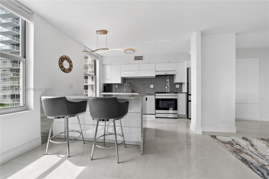 На продажу: $729,950 (2 спален, 2 ванн, 1856 Квадратных фут)