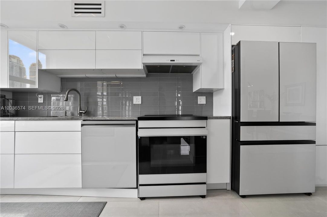 На продажу: $729,950 (2 спален, 2 ванн, 1856 Квадратных фут)