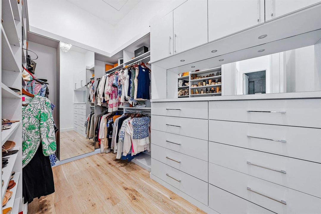 Walk In Closet 1