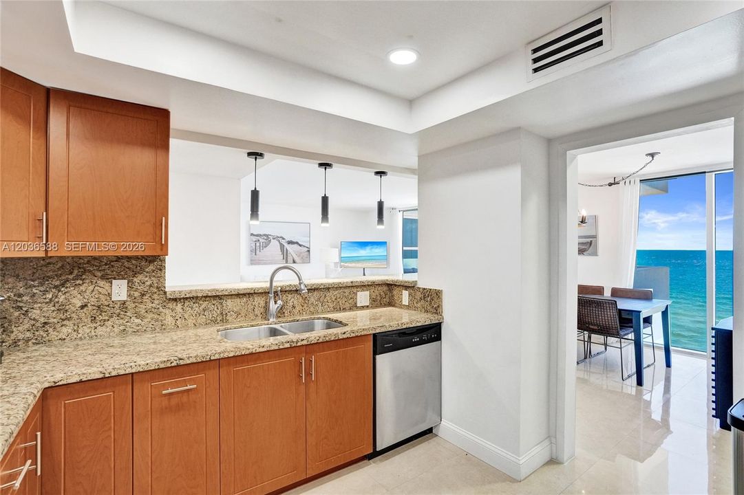В аренду: $4,300 (2 спален, 2 ванн, 1312 Квадратных фут)