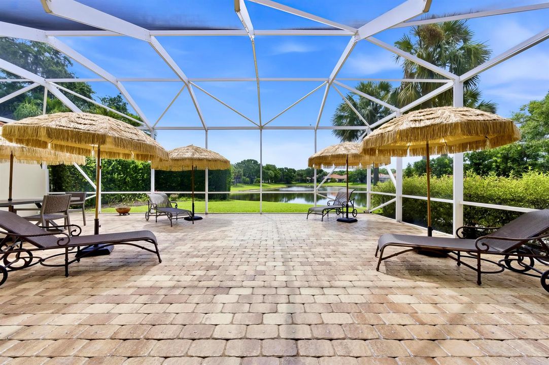 Huge Screened Patio overlooks wide Lake