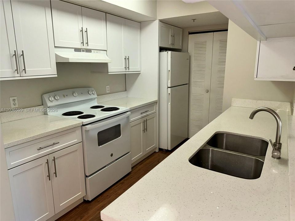 For Rent: $2,400 (2 beds, 2 baths, 820 Square Feet)