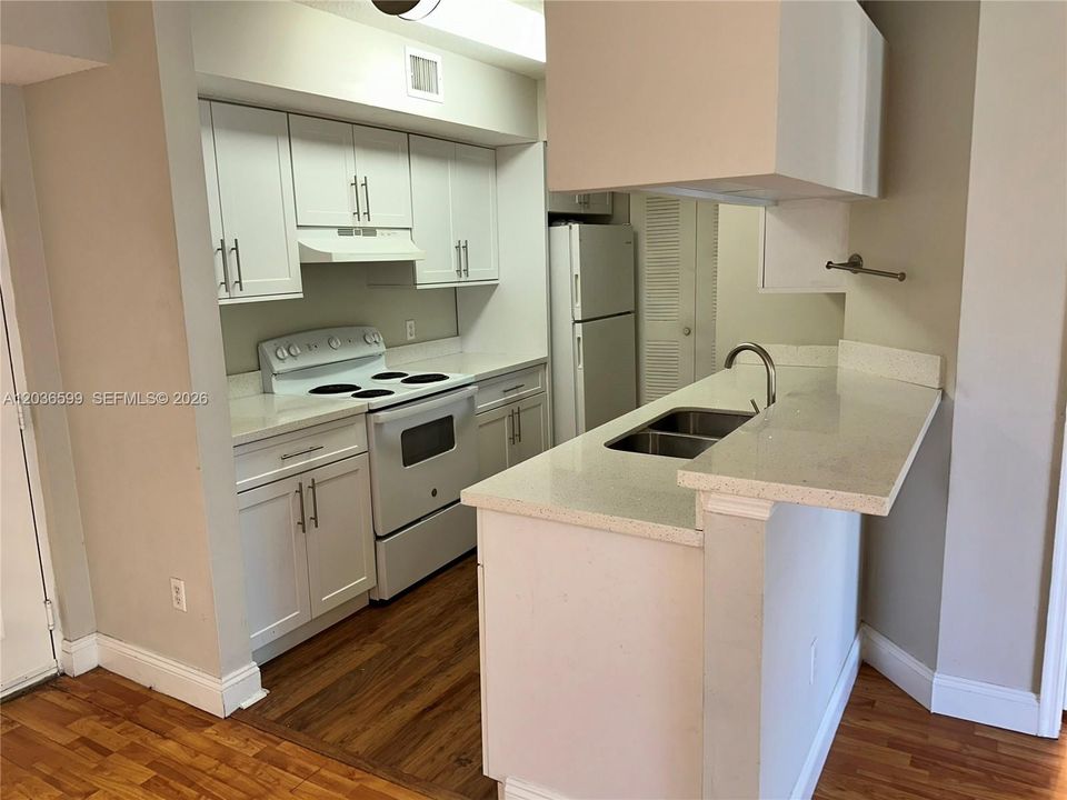 For Rent: $2,400 (2 beds, 2 baths, 820 Square Feet)