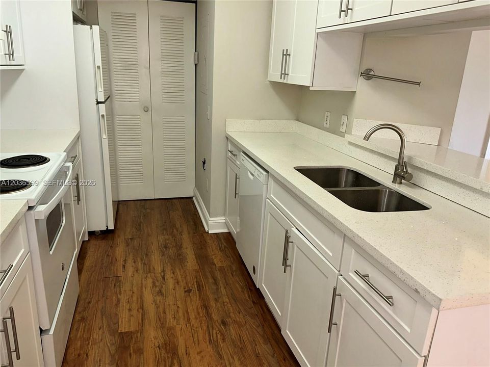 For Rent: $2,400 (2 beds, 2 baths, 820 Square Feet)