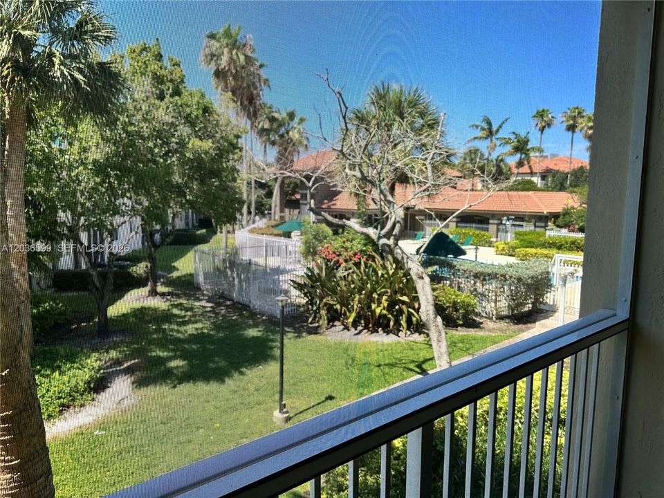 For Rent: $2,400 (2 beds, 2 baths, 820 Square Feet)