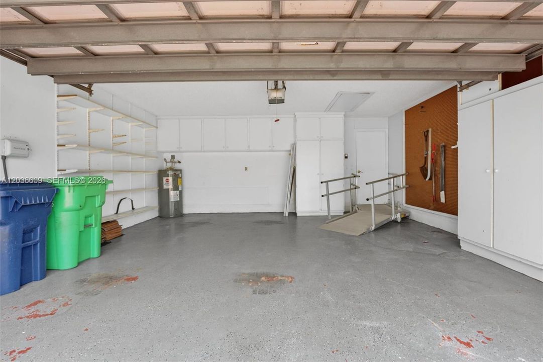 Garage - 2-Car Pic 1