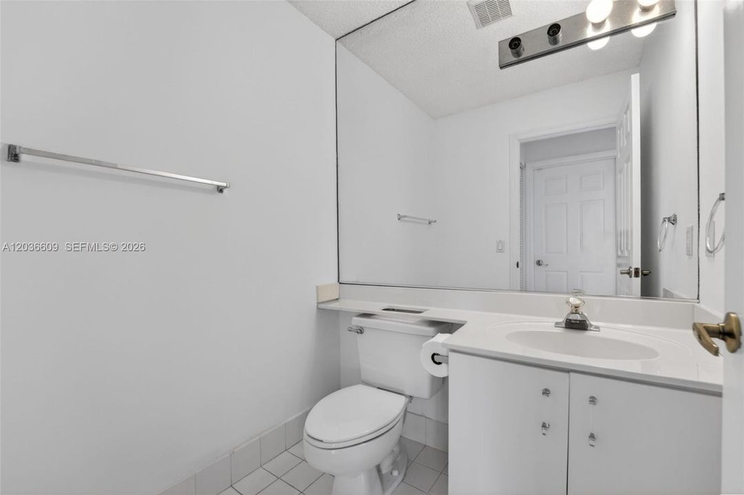 Bathroom #2 Pic 3