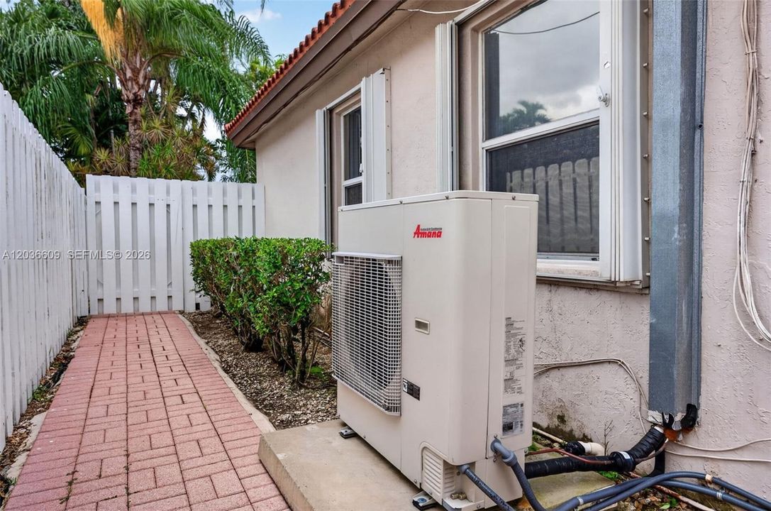 Amana Ultimate Series 700 Stages Super High Efficency AC System - Outside Unit